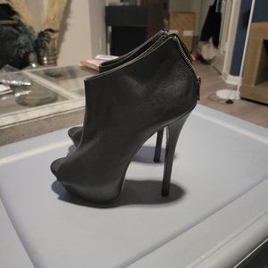 STEVE MADDEN OPEN TOE 6IN BOOTIE